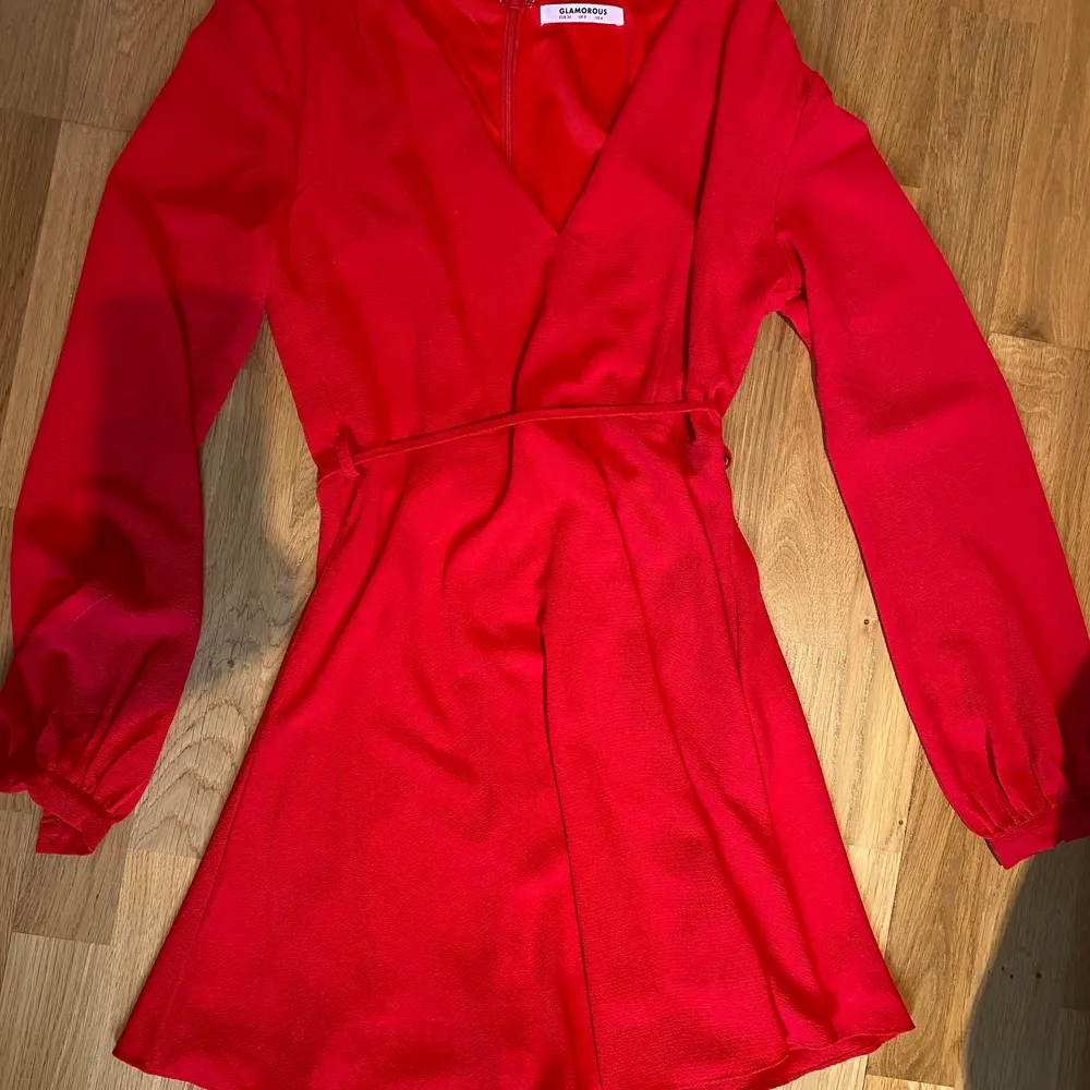 Säljer en fin röd klänning i storlek 36. Bara använd en gång, så i väldigt bra sick. Den kostar 70 kr och köparen betalar frakten. Märket är Glamorous men den är köpt på Nelly.com  . Klänningar.