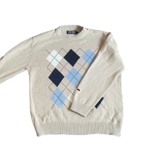 Stickat tröja - Stickad tröja köpt secondhand för 300kr, bra skick. storlek S men sitter mer oversized. Pris går att diskutera ! 