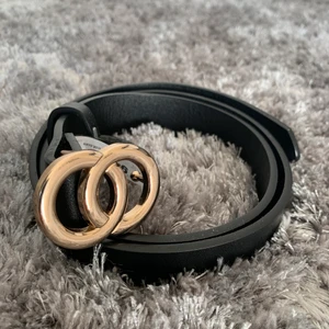 Gina Tricot svart skärp - Ett mycket fint skärp från Gina Tricot i nyskick. Användt max 5 gånger, storlek XS/S. Originalpris: 129kr, mitt pris: 50kr. Köparen står för frakt.