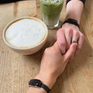 Bond Touch armband - Send a touch wherever you are and never miss theirs. Keep your special someone close, with every touch kept in the app, ready for replay. Sjukt, fint, unik present till sin partner eller en bästa vän. Har du frågor om det tveka inte och fråga. Kommer i 2pack använd i 3 månader. 