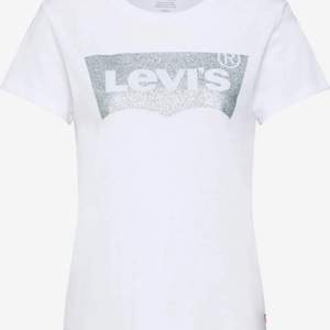 Vit glittrig Levis tröja, glittret har försvunnit lite i tvätten så därför är det lite ”beige” istället för silver. Använt fåtal gånger, fin.