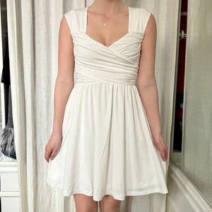 vit klänning/studentklänning - storlek: passar S och M. endast använd två gånger. möts upp i stockholm eller fraktar. 🖤 nypris runt 500kr