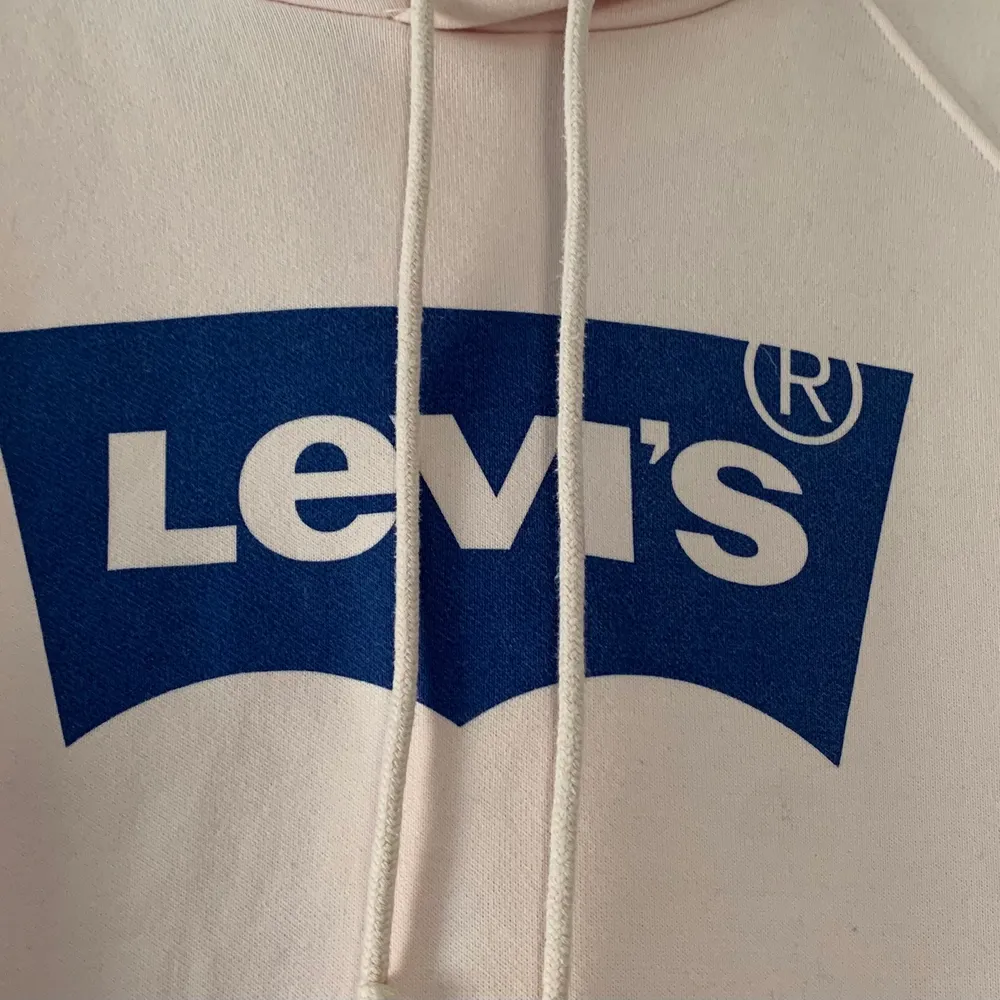 En fin Levis hoodie i storlek S. Använd ett antal gånger och köpt för 499. Hör gärna av er vid frågor. . Tröjor & Koftor.