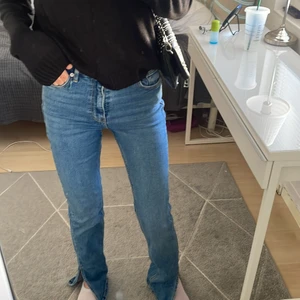 Zara jeans med split i storlek 34 - Split jeans från ZARA i väldigt bra skick. Den är i storlek 34 och jag är 167 cm. Buda i kommentarerna för intresse 
