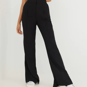 Svarta kostymbyxor från Nelly  - Svarta kostymbyxor med slits från Nelly. Aldrig använda med alla lappar kvar. Säljer pga fel storlek! Storlek EU 44. 🖤 Köpren står för frakt! Nypris 499kr - mitt pris 250 🤍