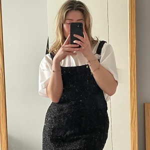 Hängselklänning zara - Superfin svart glittrig klänning från zara. Säljer pga för liten :( strl m men mer som s