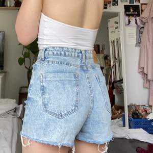 Super fina jeans shorts som aldrig använts. Perfekta till sommaren. 🌞🌞 köparen står för frakten📦📦😊