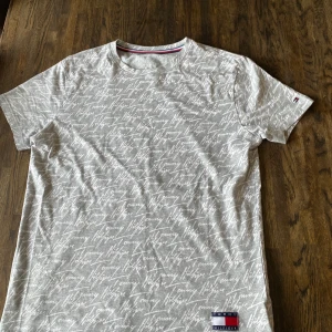 Tommy hifiger t shirt.  - Storlek M  äkta limited 