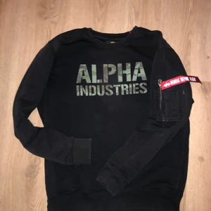 Alpha industries sweatshirt  - Har amvänt den fåtal gånger eftersom den är för stor och har legat i garderoben 1 år.