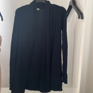 Lång svart kofta  - Säljer denna svarta koftan i storlek xs. Gratis frakt 