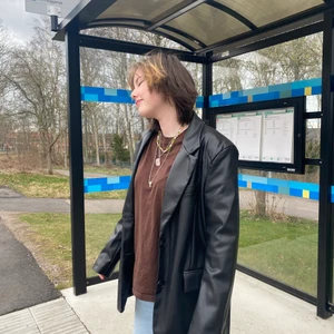 Läder jacka!💕 - Hej! Säljer min sprillans nya skinnjacka då den inte passar min stil så bra och jag drog bort lappen🙄 Jackan är endast använd en gång så det är i riktigt bra skick! Storlek M och den sitter helt perfekt! Jätte fint nu när det börja bli finare väder!😊