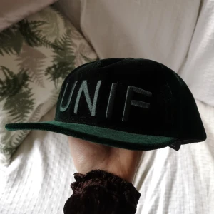 UNIF keps i sammet justerbar - Mörkgrön keps i sammet från UNIF