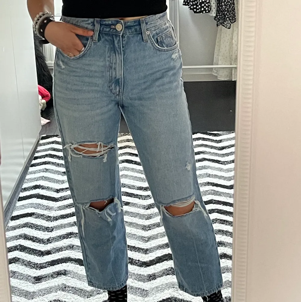 Zara jeans med hål och slitningar. I storlek 38 och cropped på mig som är 167cm så normallängd på någon är som va 160cm.. Jeans & Byxor.