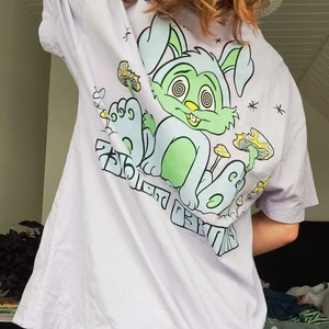 T-shirt  - Lavendel-lila t-shirt från Crooked Tonuges köpt från Asos, älskar trycket💜😻💜Har en liten blåblek kläcks på sidan under armen som inte märks tydligt