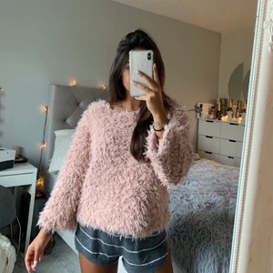 Suzanne Nilsson - Fluffig långärmad tröja i storlek S från Suzanne Nilsson. Använd ca 2 gånger. Säljer pga att den inte kommer till användning. Köp direkt för 250kr + frakt💕