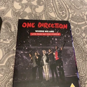 One direction skivor till salu - Hejsan! Jag säljer två one direction film skivor, Where we are och The only way is up. Jag har bara använt dem som prydnad och har aldrig spelat någon av dem. Tänkte mig 1 för 50 kr eller båda för 90 kr:) Frakten betalar man själv😋 Dm för intresse eller skriv i kommentarerna. Självklart filmar jag när jag postar dem:)