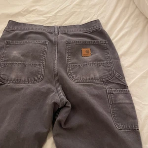 Carhartt byxor  - Ett par jättefina carhartt (dungaree fit). Säljer dessa feta workwear byxorna från carhartt!! Skriv om du har frågor. :) 