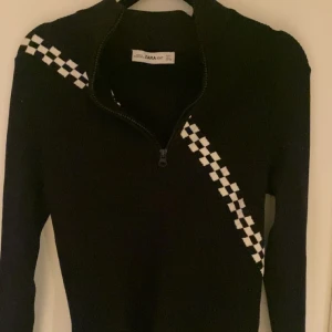Ribbad kofta från zara - + Frakt Vintage zara kofta som endast använts en gång och är i bra skick, strl L men är dock liten i storleken så om du är M/S går det också bra.