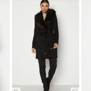 Svart Kappa - Säljer min kappa från bubbleroom. Den är svart med avtag bar pälskrage:) lika snygg med päls på och utan. Ordinarie pris är 1700 kr på bubblerooms hemsida. Skicka privat för fler bilder. 