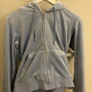 Ljusblå juicy couture hoodie i nyskick ❤️💨🐋👥🥣⚠️jag har xxs och den passar mig perfekt ⚠️. inga märken eller skador!  Köp snarast, 