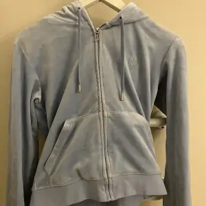 Ljusblå juicy couture hoodie i nyskick ❤️💨🐋👥🥣⚠️jag har xxs och den passar mig perfekt ⚠️. inga märken eller skador!  Köp snarast, 