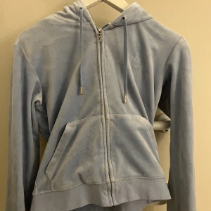 Juicy couture hoodie nyskick  - Ljusblå juicy couture hoodie i nyskick ❤️💨🐋👥🥣⚠️jag har xxs och den passar mig perfekt ⚠️. inga märken eller skador!  Köp snarast, 