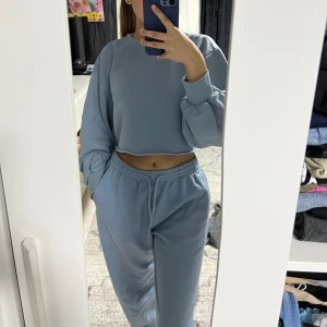 Mjukis dress HM - Croppad tröja, mjukisbyxor med muddar nertill