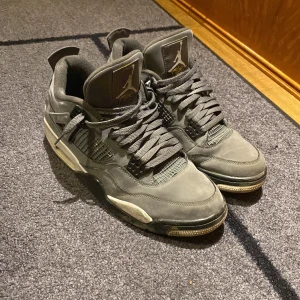 JORDAN 4 COOL GRAY - Säljer dessa feta dojjor. De är i använt skick men har fortfarande långt kvar. Köptes här på plick så kan tyvärr inte garantera äktheten, däremot har jag själv kollat mycket och en kompis som "jobbar" med reselling av sneakers har kollat och påståt äkthet
