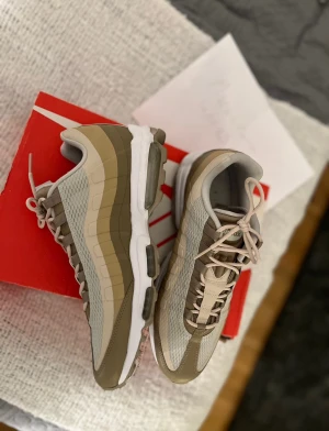 Nike Air Max 95 Ultra Essential Beige strl. 44 - Cond. 9/10 använda enbart en handfull gånger. Sneakers inköpt från Caliroots. Säljes för 1000 kr. Kan träffas i Stockholm/ Norrköping eller fraktas spårbart. Frakten står köparen för :)