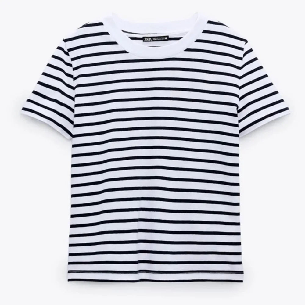 Randig T-shirt från Zara i storlek M, aldrig använd!. T-shirts.