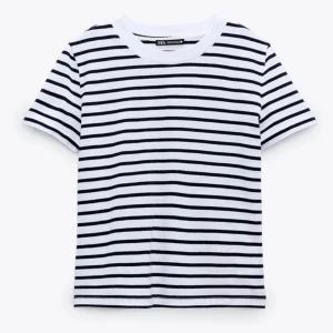 Randig T-shirt från Zara - Randig T-shirt från Zara i storlek M, aldrig använd!