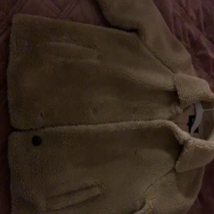 Ljus brun höst jacka  - Finns knappar till dom, jätte fint jacka, färgen är grym❤️