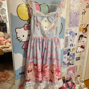 Pastell lolita klänning  - Har använt ungefär 2-3 gånger, bra skick och kommer även med 3 små rosetter. Är i storlek Onesize och ryggen är stretchiga och kan anpassa sig efter fin storlek. Är även köpt på kawaii.se 💗 betalas med Swish! 