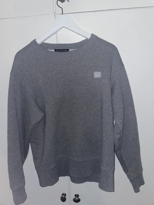Acne studios sweatshirt - Grå acne sweatshirt sparsamt använd, storlek Xs herr nypris 2000 kr, säljer för 500