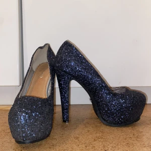 Pumps  - Glittriga blåa pumps från Tiamo. Aldrig använda. 13 cm klack.