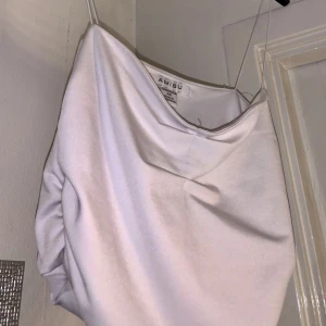 Vit topp - Säljer nu denna vita topp från New Yorker. Jättefin till sommaren. Storlek XS men passar även till mig som är S. Bara att höra av sig om man undrar något💓💓