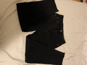 Jeans - Säljer nu ett par svarta jeans i väldigt bra skick, skriv priv för frågor 