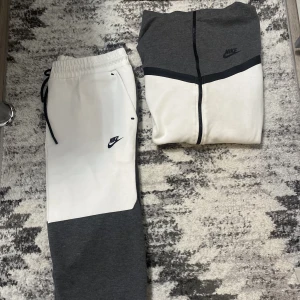 Nike Teech - En grå Nike Teech till salu som är i jättebra kvalitet och den har inga fläckar eller något liknande. Priset på denna är 800kr. Meddela mig om du har några frågor så svarar jag så fort jag kan💫🌟