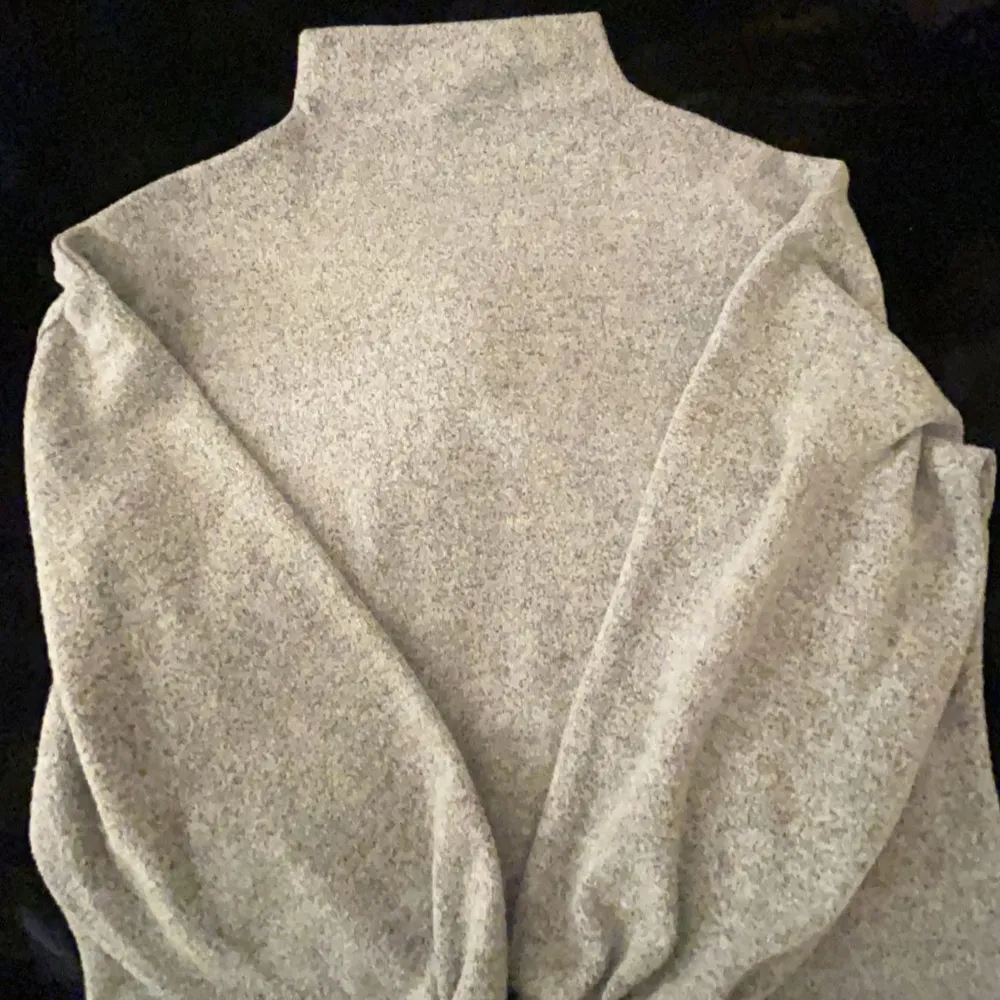 En jättefin stickad tröja från Gina Tricot. Säljer då den inte kommit till någon användning. Väldigt fint skick! 150+ frakt köpt direkt för 250+frakt.❤️. Stickat.