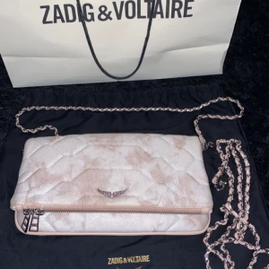 Zadig & Voltaire väska  - Säljer nu min fina Zadig & Voltaire väska. Den är limited edition och finns inte längre att köpa i butik.  Storlek Medium. Båda banden tillkommer! Den är använd 2 gånger, därav nyskick på den.  Kvitto och dustbag finns! 🤎