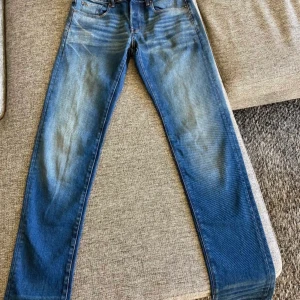 Raw jeans - Helt oanvända jeans så mycket bra skick. De är slim så det är inte nån baggy.