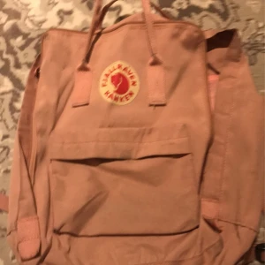 Fjäl räven - Gammal modell använd till skolan för 4-5 år sedan minns inte priset men säljer den för 700kr då den är använd och man kan se att den är använd