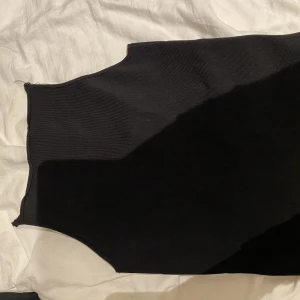 Svart linne/topp  - Jättefint basic linne med lite finare material, som går att styla både upp och ned! Bara använd 1 gång! 