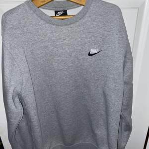 Sprillans ny nike sweatshirt. Fick i julklapp men passade ej.