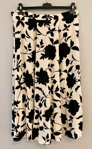 Skirt  - Worn a few times. In good condition. Size 44