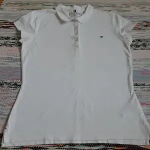 Säljer en vit T-shirt, slim fit i storlek M av Tommy Hilfiger