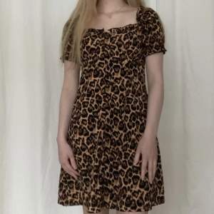 Jättefint leopardklänning från Nelly strl XS. Nyskick! 🫶