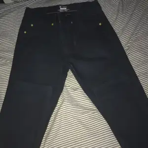 R Esential slim fit jeans 