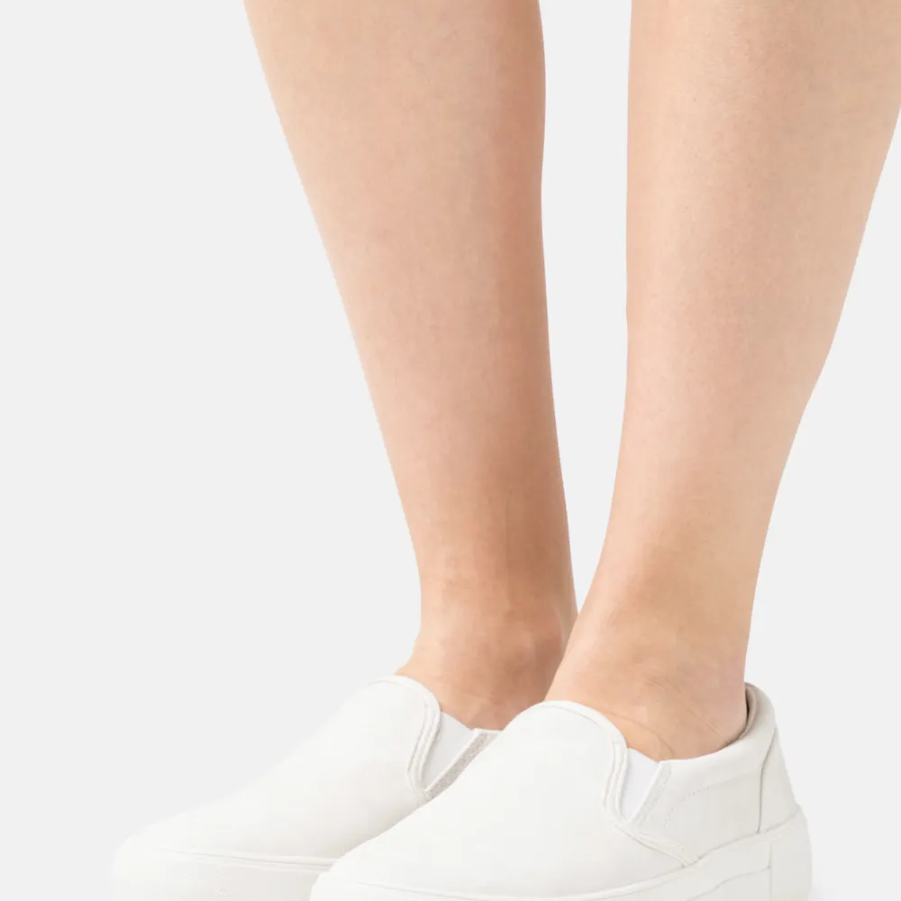 Vita slip-ins från na-kd, storlek 37. Bekväma skor som passar till det mesta. Använt de 2-3 ggr, i fint skick.. Skor.
