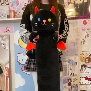 Mewaii lång katt gosedjur - Säljer pga har inte plats för den! Jätte gosig och mjuk! Perfekt att mysa med och även använda som kudde!! Du står för frakt! Den är ca 120+ centimeter! Älskar den verkligen men känner att det är dags att göra sig av med den! 💗